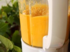 选择沙冰或者酱料功能，搅拌成细腻的糊状，内陷就做好了。