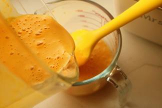 倒入量杯里待用。