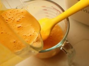 倒入量杯里待用。