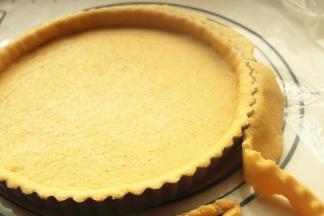 铺在派盘上，边缘用擀面杖擀一下，去掉多余的皮。