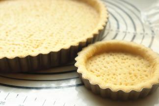 用叉子扎一些孔，避免烤的时候鼓起来。共做了1个9寸的派和两个4寸的。