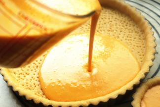 刚才做好的内线注入到派皮内。差不多9分满即可。