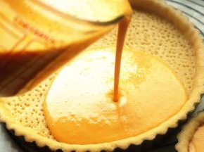 刚才做好的内线注入到派皮内。差不多9分满即可。