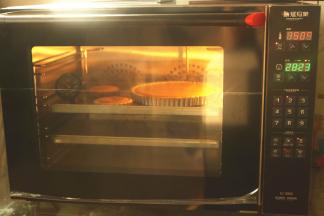 烤箱预热180度，先烤10分钟定型，再转150度烤30分钟。