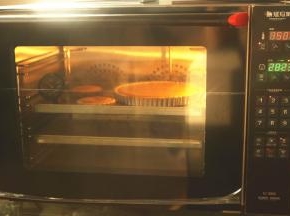 烤箱预热180度，先烤10分钟定型，再转150度烤30分钟。