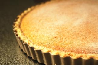 烤的过程中南瓜的香气满屋都是，好闻极了，表面筛糖粉装饰。