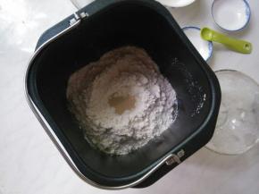 再放高低粉，中间挖个窝，放入发酵粉。