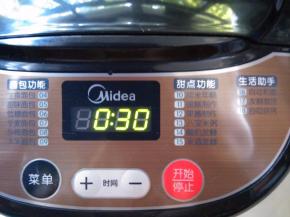 启动自动揉面程序，定时30分钟，出不出手套膜都没关系。