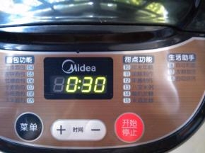 启动自动揉面程序，定时30分钟，出不出手套膜都没关系。