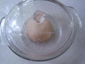 揉好的面团，盖好放置一边，自然发酵。