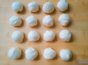 手掌轻拍面团排气后，分成16份面剂，松弛一会。