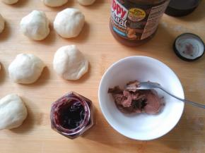 准备花生酱，用2大勺，用凉白开稍微稀释一下。
另外的做些蓝莓酱的。