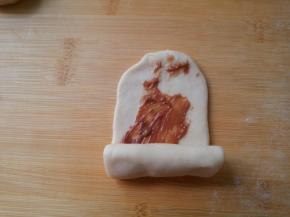 从下向上卷起。