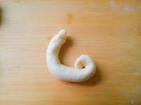 左右拉成长条，从一端盘起，收口。