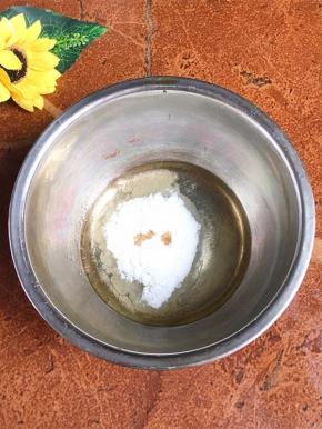 蛋白、糖粉和一滴香草精混合。