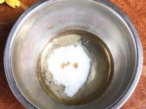 蛋白、糖粉和一滴香草精混合。