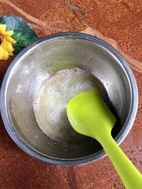 .糖搅拌融化，再通过用刮刀按压的方法，让糖粉和蛋白融合。