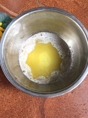 加入融化的黄油拌匀。