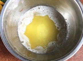 加入融化的黄油拌匀。