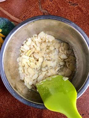 再倒入杏仁，用刮刀将其轻轻混合。