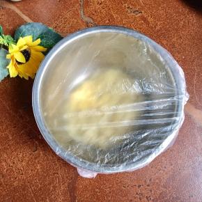 然后盖覆盖一层保鲜膜，常温下静置一小时。