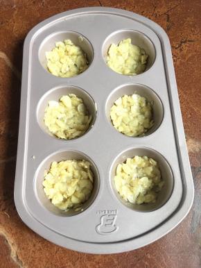 面糊用勺子舀入不沾锅模具中，稍微整理成形。（要薄薄的一层）