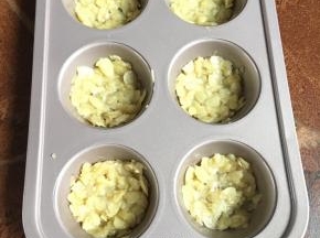 面糊用勺子舀入不沾锅模具中，稍微整理成形。（要薄薄的一层）