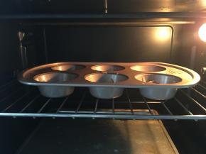 模具中放入预热好的烤箱，中层上下火160度烘烤10至12分钟。