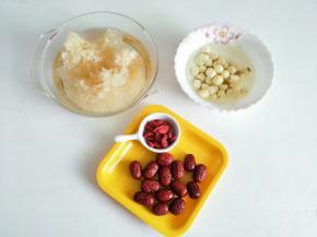 银耳和莲子提前浸泡一下