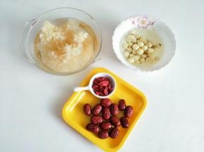 银耳和莲子提前浸泡一下