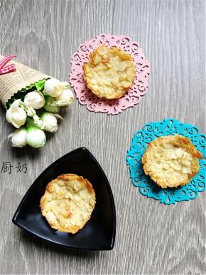 等杏仁瓦片放凉后再脱模食用。