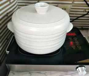 盖上盖子大火烧开，水开后转中小火炖一个小时