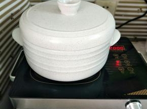 盖上盖子大火烧开，水开后转中小火炖一个小时