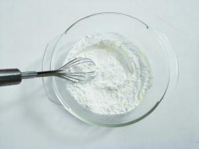 粘米粉、白糖、泡打粉、奶粉混合搅拌均匀