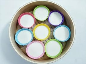 搅拌好的米浆倒入模具八分满