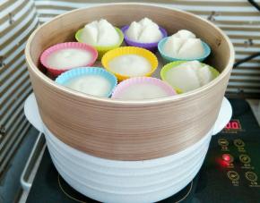 把蒸笼放砂锅上大火蒸25分钟，时间到了快速掀盖，以防水滴到发糕里