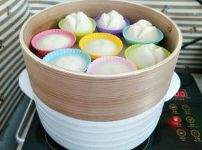 把蒸笼放砂锅上大火蒸25分钟，时间到了快速掀盖，以防水滴到发糕里