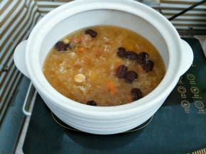 银耳汤里加入枸杞和冰糖炖至浓稠