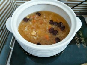 银耳汤里加入枸杞和冰糖炖至浓稠