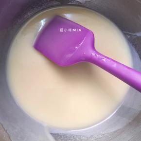 用刮刀将面粉与热油充分混合