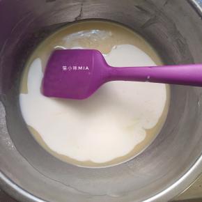 再加入牛奶，充分混合