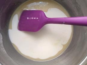 再加入牛奶，充分混合