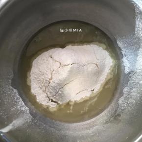 玉米油放入微波炉加热两分钟，然后拿出倒入干净的盆子中，将低粉过筛进去