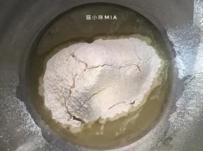 玉米油放入微波炉加热两分钟，然后拿出倒入干净的盆子中，将低粉过筛进去