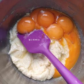 然后磕入蛋黄