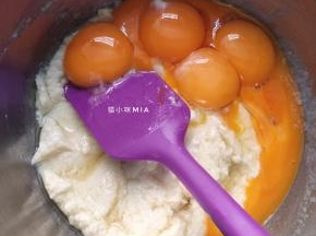 然后磕入蛋黄