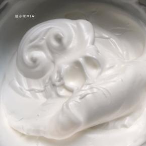 蛋白加入盐和柠檬汁，分三次加入白砂糖，将其打发至呈大弯沟状态