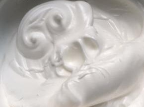 蛋白加入盐和柠檬汁，分三次加入白砂糖，将其打发至呈大弯沟状态
