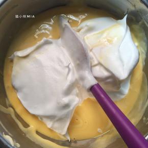 将打发好的蛋白分三次加入蛋黄糊中