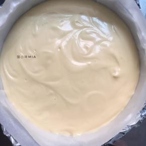 将混合好的蛋糕糊倒入8寸的圆形模具中（模具提前用油纸做一个底垫，方便提出蛋糕，如果是活底模具，外边必须围上两层锡纸，防止进水）